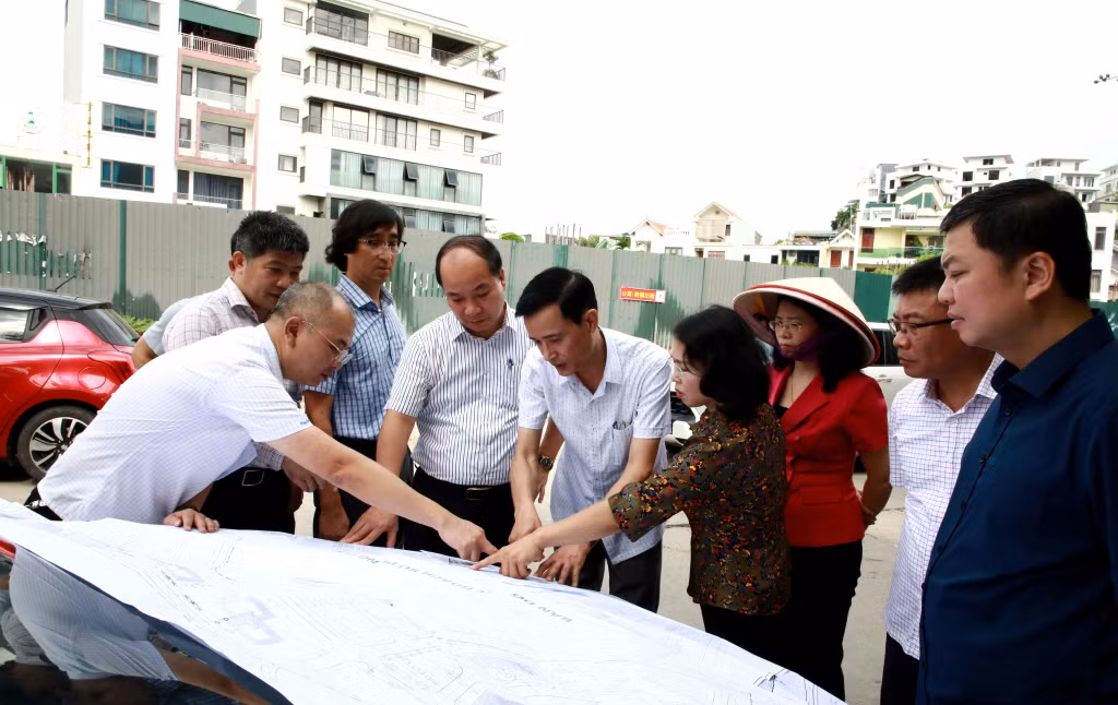 Đồng chí Trịnh Thị Minh Thanh, Phó Bí thư Thường trực Tỉnh ủy, Chủ tịch HĐND tỉnh, Tổ trưởng Tổ số 1 kiểm tra dự án Khu nhà ở sân vườn Cái Dăm của Công ty CP Tập đoàn Đầu tư Quảng Ninh. Ảnh: Mạnh Trường