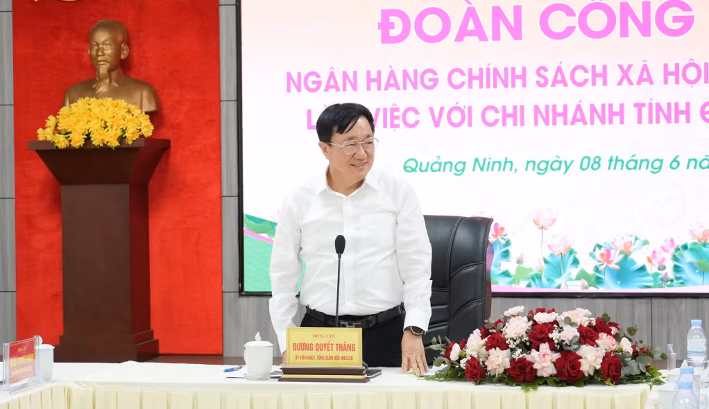 Đồng chí Dương Quyết Thắng, Tổng Giám đốc Ngân hàng CSXH phát biểu tại buổi làm việc.