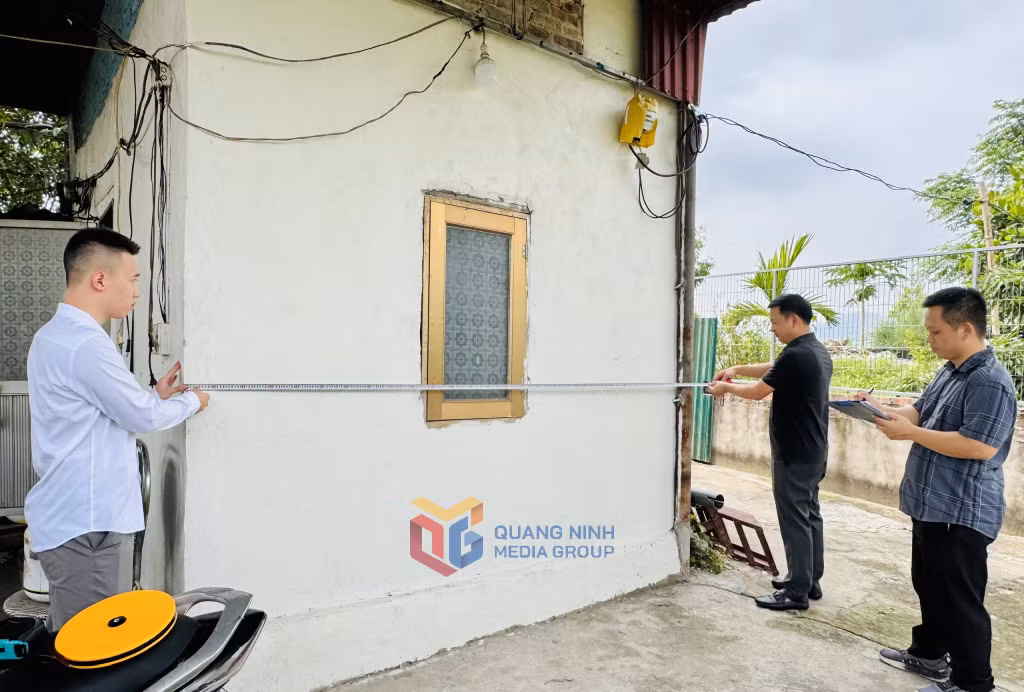 Trung tâm cung ứng dịch vụ phường Uông Bí kiểm đếm, lên phương án hỗ trợ đền bù cho hộ dân bị ảnh hưởng bởi dự án đường sắt tốc độ cao Hà Nội - Quảng Ninh. Ảnh: Mạnh Trường