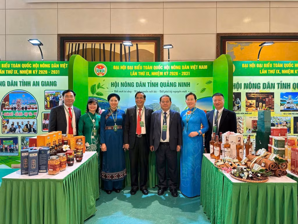 Đồng chí Bí thư Tỉnh uỷ và các đại biểu thăm gian hàng của Hội Nông dân tỉnh Quảng Ninh.