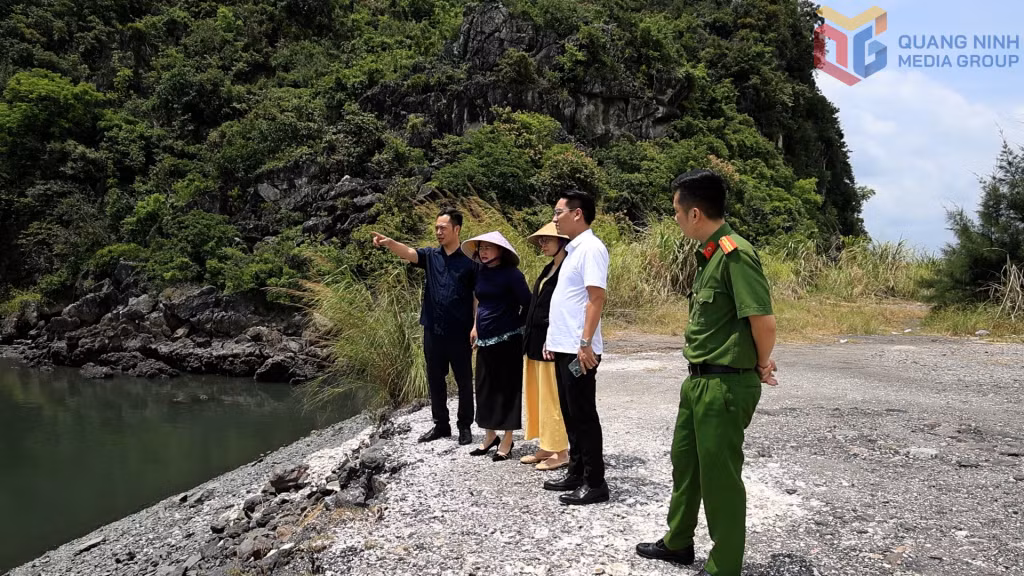 UBND phường Cửa Ông kiểm tra các vị trí tiềm ẩn nguy cơ đuối nước trước khi bước vào hè 2026.