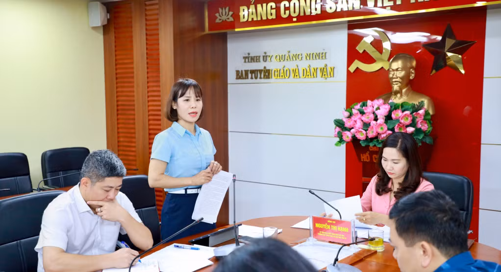 Đồng chí Nguyễn Thị Kim Nhàn, Phó Trưởng Ban Tuyên giáo và Dân vận Tỉnh uỷ, Phó Trưởng Ban Tổ chức Cuộc thi chính luận về Bảo vệ nền tảng tư tưởng của Đảng tỉnh Quảng Ninh, Chủ tịch Hội đồng sơ khảo Cuộc thi phát biểu tại cuộc họp.
