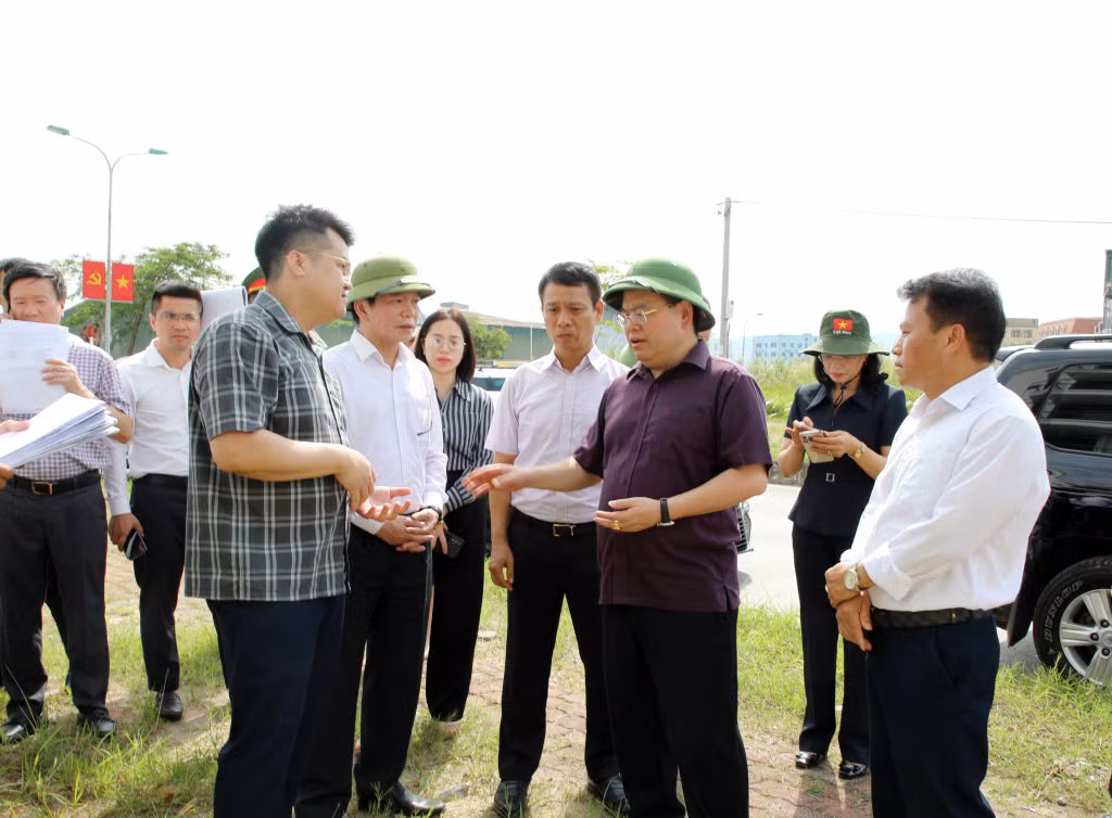 Đồng chí Quản Minh Cường, Ủy viên Trung ương Đảng, Bí thư Tỉnh ủy, Trưởng Đoàn ĐBQH tỉnh, cùng đoàn công tác kiểm tra tiến độ Dự án Khu du lịch Hòn Gạc do Công ty CP Tập đoàn INDEVCO là chủ đầu tư.