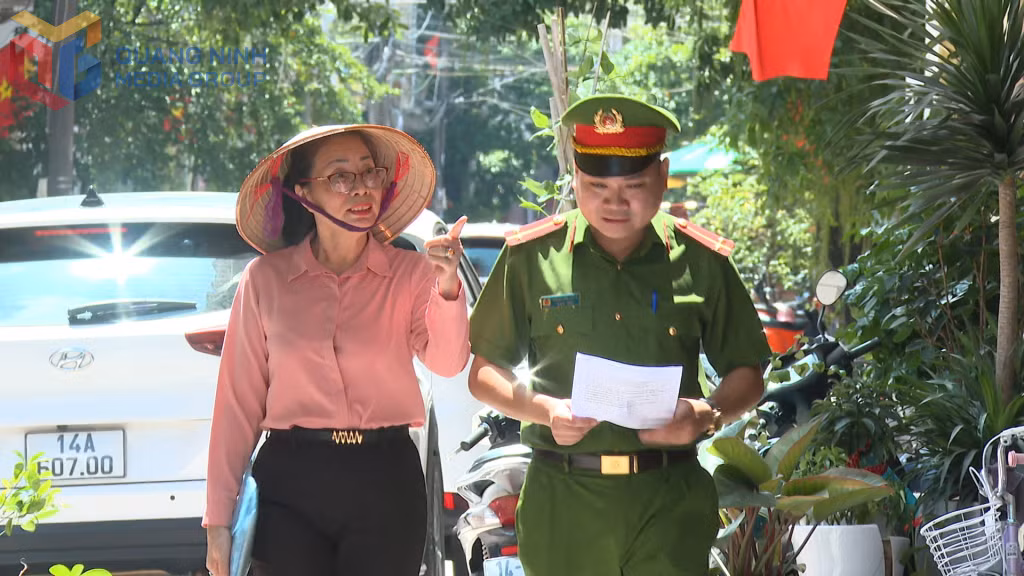 Bà Lê Thị Thu Anh, Bí thư Chi bộ, Trưởng khu 1, cùng Công an phường Móng Cái 1 đi tuyên truyền pháp luật cho người dân.