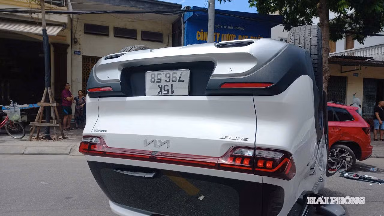 Xe trắng bị lật ngược 4 bánh sau cú va chạm mạnh.