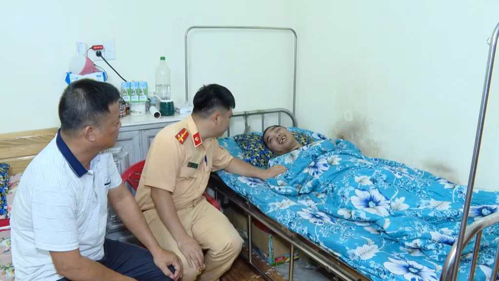 Cán bộ Đội CSGT Đường bộ số 2 thăm hỏi nạn nhân bị TNGT tại phường Cao Xanh.