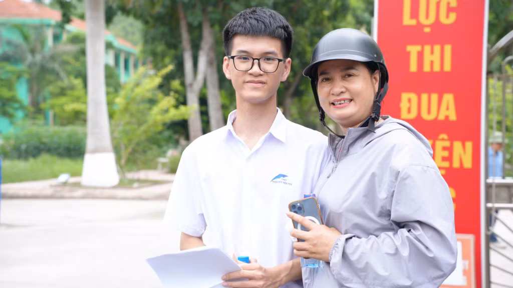 Cả phụ huynh và thí sinh đều nhẹ nhõm, thoải mái tâm lý sau khi đã hoàn thành kỳ thi quan trọng. Ảnh: Xuân Thao (CTV)