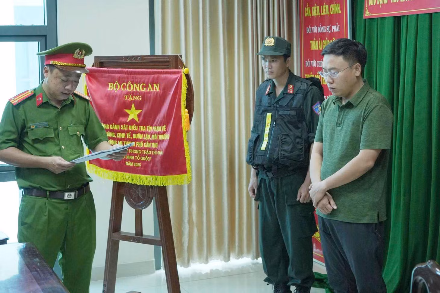 Cơ quan Công an tống đạt các Quyết định tố tụng đối với các bị can khác. Ảnh: Công an Cần Thơ