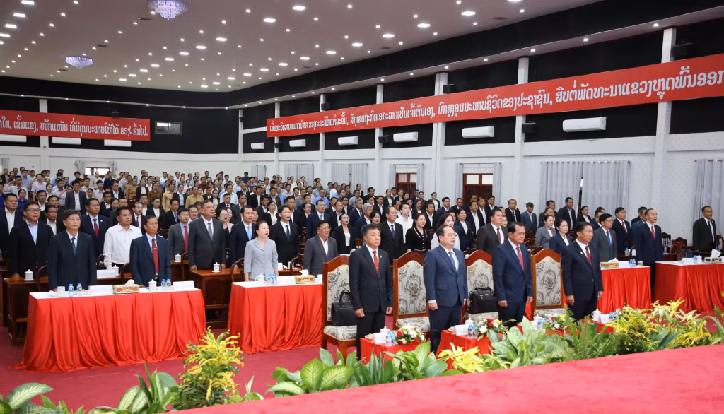 Các đại biểu làm lễ chào cờ.