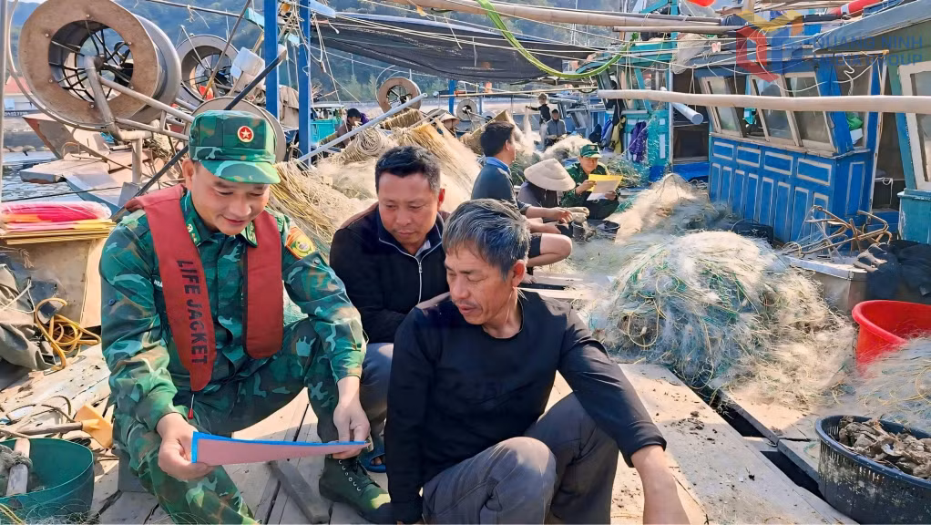 Đồn BP Đảo Trần (BĐBP Quảng Ninh) tuyên truyền các quy định về khai thác thuỷ sản cho ngư dân.