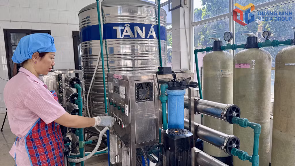 Công nhân Phân xưởng Đời sống, Công ty Than Thống Nhất - TKV vận hành hệ thống lọc nước tinh khiết.