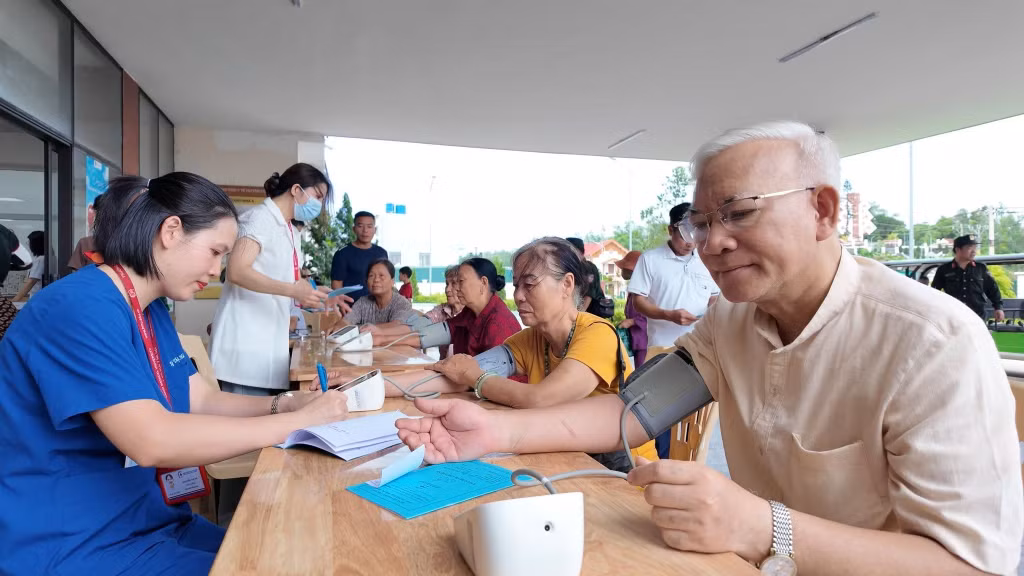 Bệnh viện Đại học Y Hà Nội phối hợp với địa phương tổ chức khám bệnh, tư vấn sức khỏe, cấp phát thuốc miễn phí cho người dân tại đặc khu Cô Tô (ngày 13/6/2026). Ảnh địa phương cung cấp