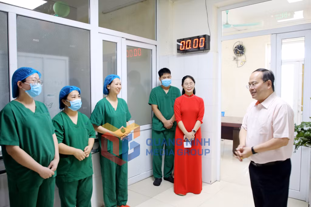 Đồng chí Bí thư Tỉnh ủy trò chuyện, động viên đội ngũ y, bác sĩ Khoa Hồi sức tích cực (6-2026). Ảnh: Thu Chung