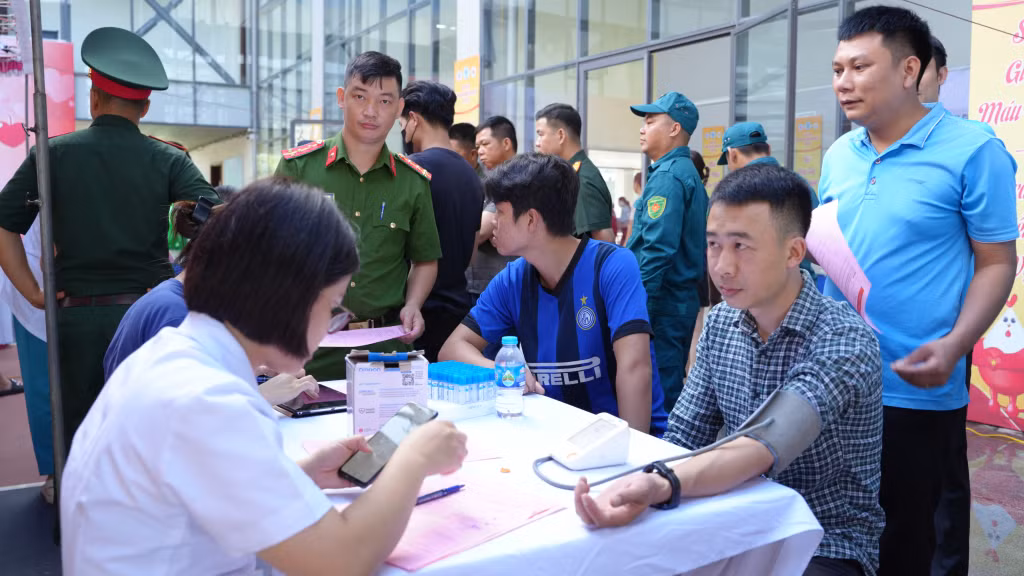Các tình nguyện viên đăng ký hiến máu tình nguyện hè 2026.