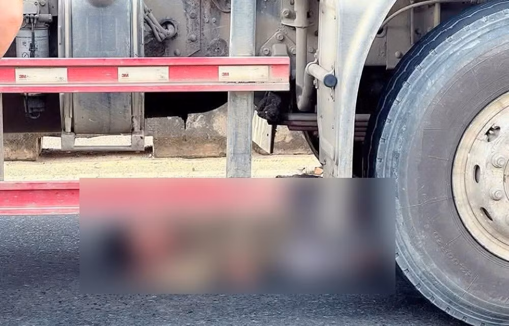Nạn nhân dưới gầm xe trộn bê tông được giải cứu ra ngoài. Ảnh: Người dân cung cấp