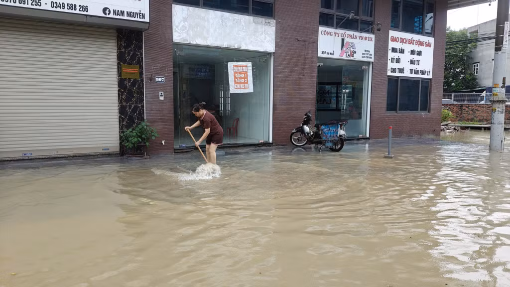 Người dân bắt đầu dọn dẹp, khắc phục để quay trở lại cuộc sống bình thường.