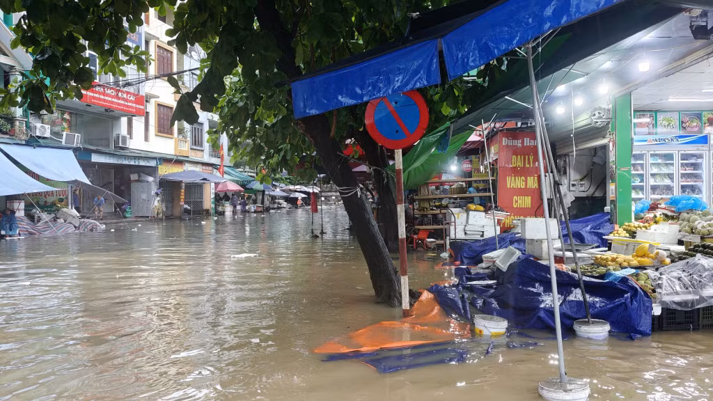 Khu vực chợ Hạ Long 2 ngập sâu, ảnh hưởng đến cuộc sống của nhiều người dân và hoạt động kinh doanh của nhiều tiểu thương.