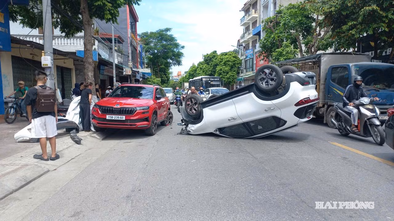 Xe ô tô trắng đổ ngược trên đường Trần Nhân Tông.