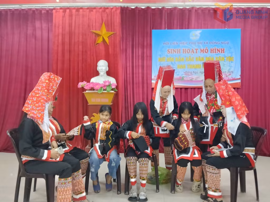 Thông qua các mô hình sinh hoạt cộng đồng, phụ nữ xã Đông Ngũ góp phần gìn giữ, trao truyền bản sắc văn hóa dân tộc Dao Thanh Y trong mỗi gia đình.