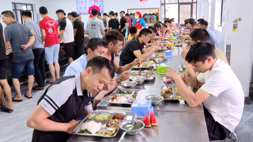 Quang cảnh nhà ăn ca của Phân xưởng Đời sống 1, Công ty Than Uông Bí - TKV.