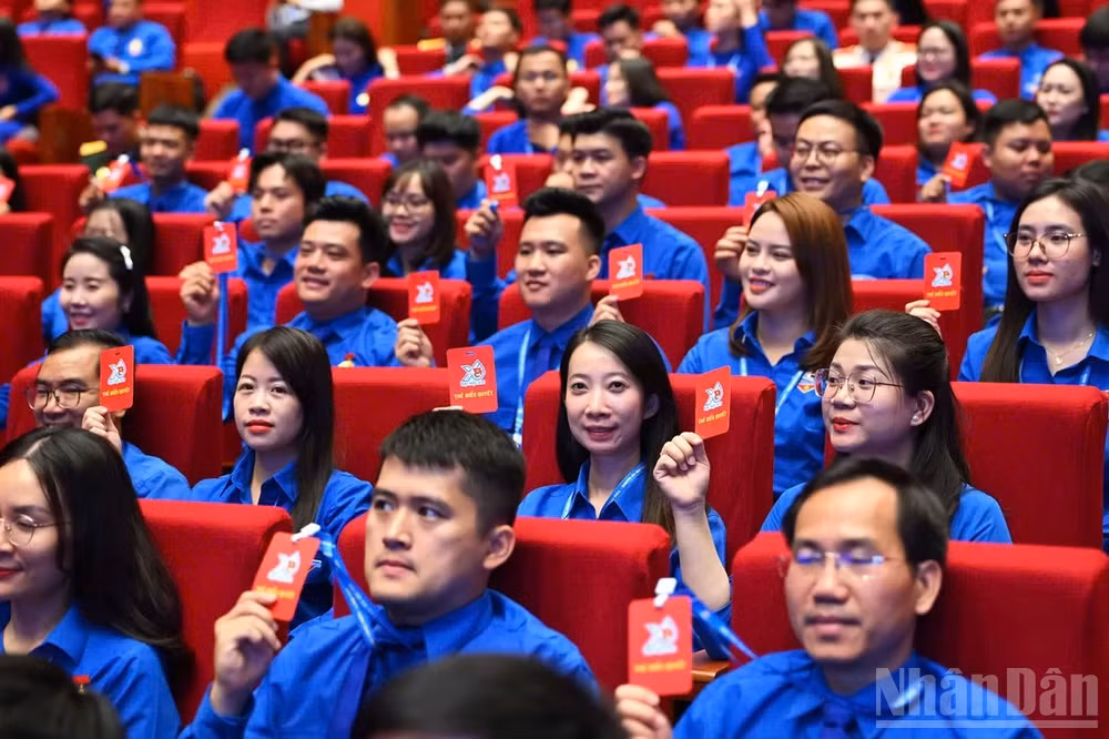 Đại biểu tiến hành biểu quyết tại Đại hội.