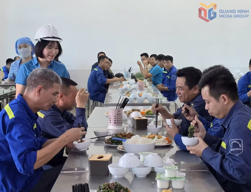 Bữa cơm công đoàn tại Công ty Kho vận Đá Bạc (Ảnh: Thuý Quỳnh-CTV)