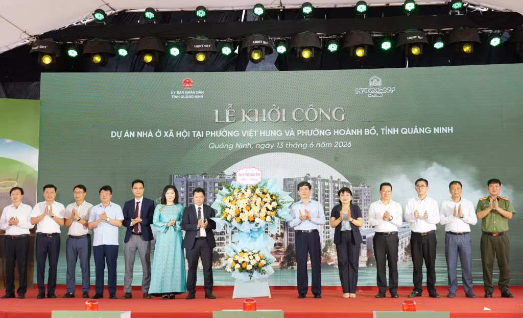 Lãnh đạo tỉnh tặng hoa chúc mừng Công ty CP Đầu tư và phát triển nhà ở Harmony House.