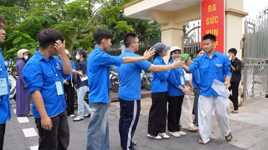 ... hay của các anh chị thanh niên tình nguyện cũng đã tiếp sức rất nhiều cho các sĩ tử trên hành trình "vượt vũ môn".