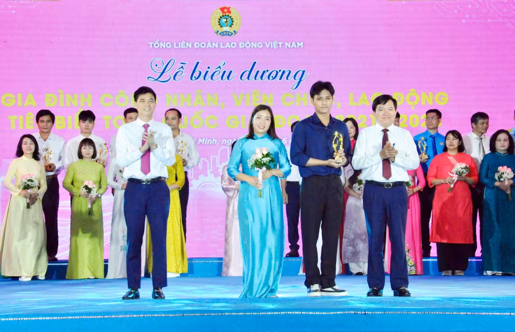 Chị Lê Thị Thùy Trang cùng con trai nhận