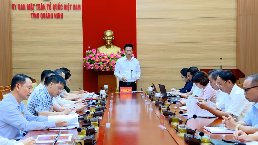 Đồng chí Vũ Quang Trực, Phó Chủ tịch Ủy ban MTTQ Việt Nam tỉnh Quảng Ninh, phát biểu tại hội nghị phản biện xã hội.