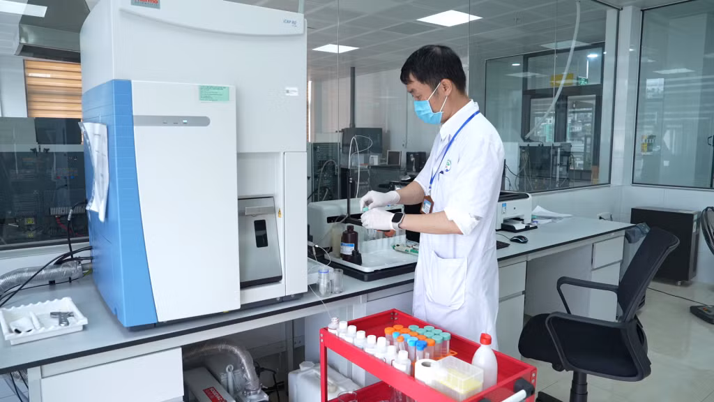 Cán bộ CDC Quảng Ninh thực hiện kiểm nghiệm nước trên thiết bị ICP-MS.