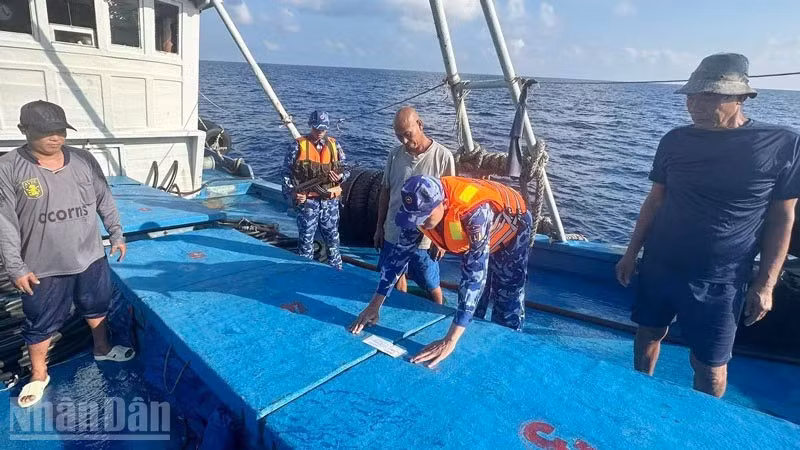 Lực lượng chức năng Bộ Tư lệnh Vùng Cảnh sát biển 4 niêm phong hàng hóa trên tàu ĐT 93734 TS.