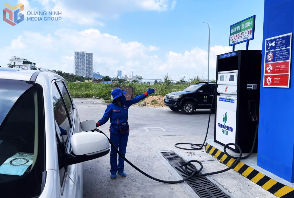 Cùng với việc triển khai đồng loạt xăng E10, cửa hàng bán lẻ xăng dầu Cửa Lục, phường Cao Xanh, vẫn duy trì việc bán xăng sinh học E5 RON92 để phục vụ nhu cầu của người dân theo đúng lộ trình chuyển đổi nhiên liệu đã được cơ quan quản lý nhà nước phê duyệt.