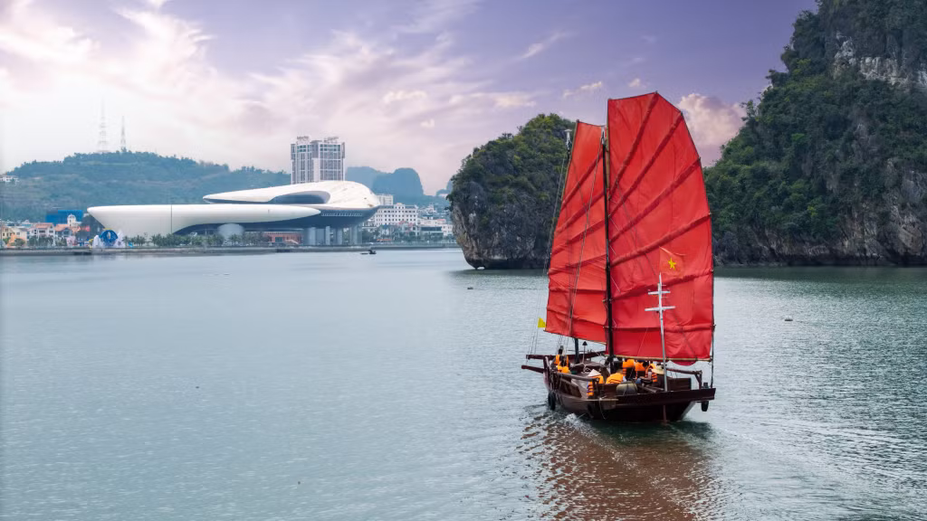 Tour thuyền buồm ba vách vịnh Hạ Long mang lại cảm giác trải nghiệm khác biệt, mới lạ. 