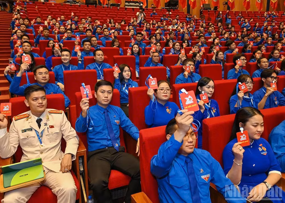 Các đại biểu tiến hành biểu quyết thông qua các nội dung làm việc tại phiên bế mạc Đại hội.