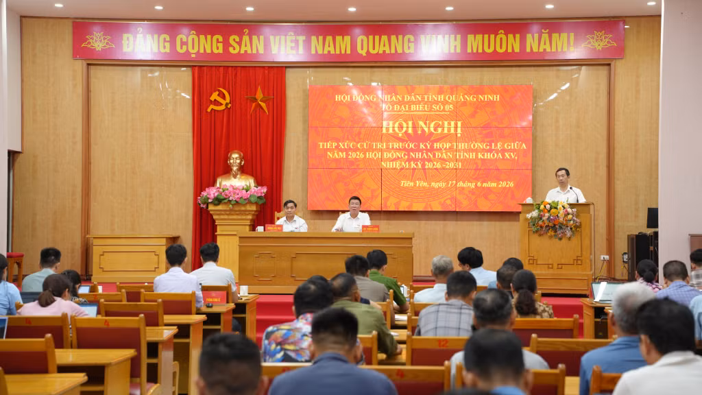 Quang cảnh buổi tiếp xúc cử tri xã Tiên Yên, xã Đông Ngũ.