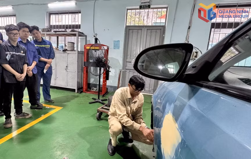 Giảng viên Khoa Cơ khí và vận hành thiết bị mỏ, Phân hiệu Cẩm Phả, Trường Cao đẳng Than - Khoáng sản Việt Nam hướng dẫn học viên thực hành.
