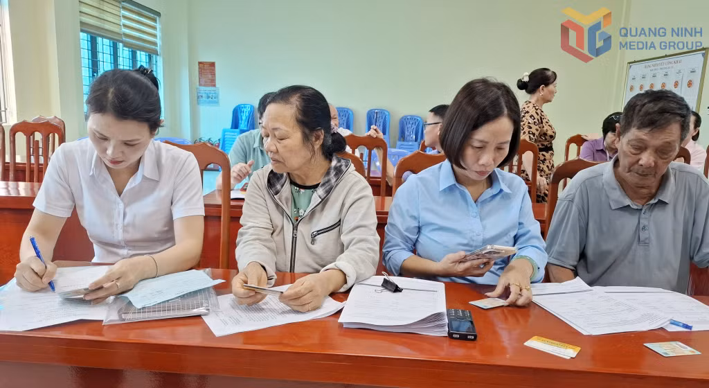 Cán bộ BHXH tỉnh hướng dẫn cán bộ hưu trí Khu phố Hà Tu 2, phường Hà Tu đăng ký nhận lương hưu qua tài khoản cá nhân, góp phần đẩy mạnh chi trả không dùng tiền mặt, tháng 6/2026.