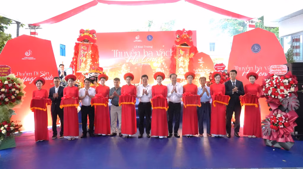 Các đại biểu cắt băng khai trương sản phẩm trải nghiệm thuyền ba vách Hạ Long.
