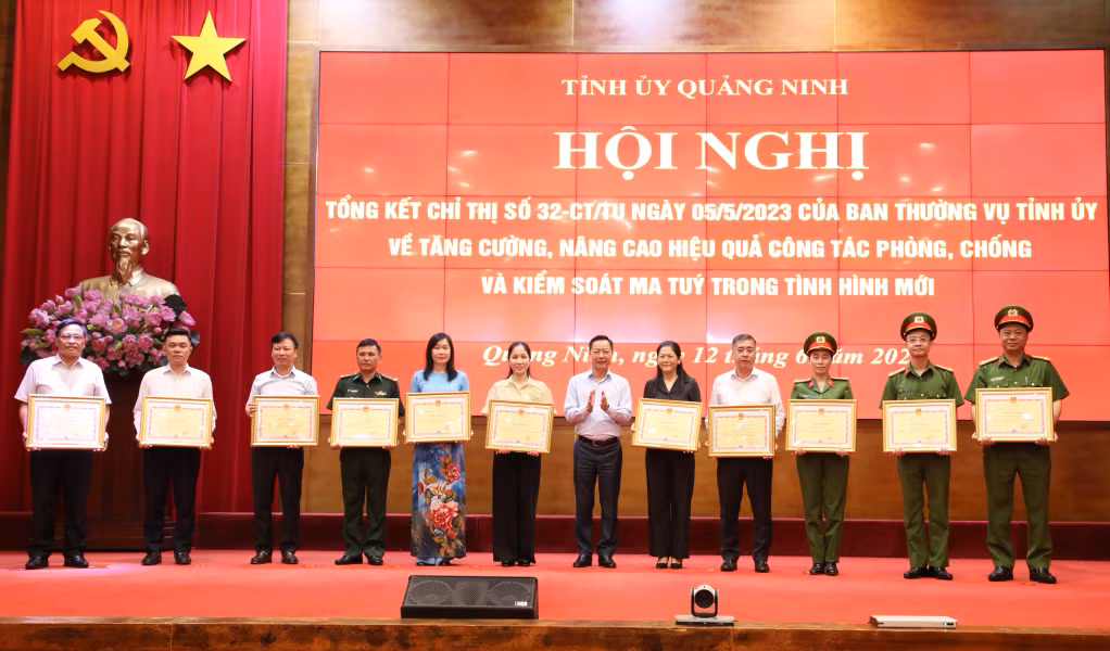 Đồng chí Lê Văn Ánh, Phó Chủ tịch UBND tỉnh, trao Bằng khen của Chủ tịch UBND tỉnh cho các tập thể.