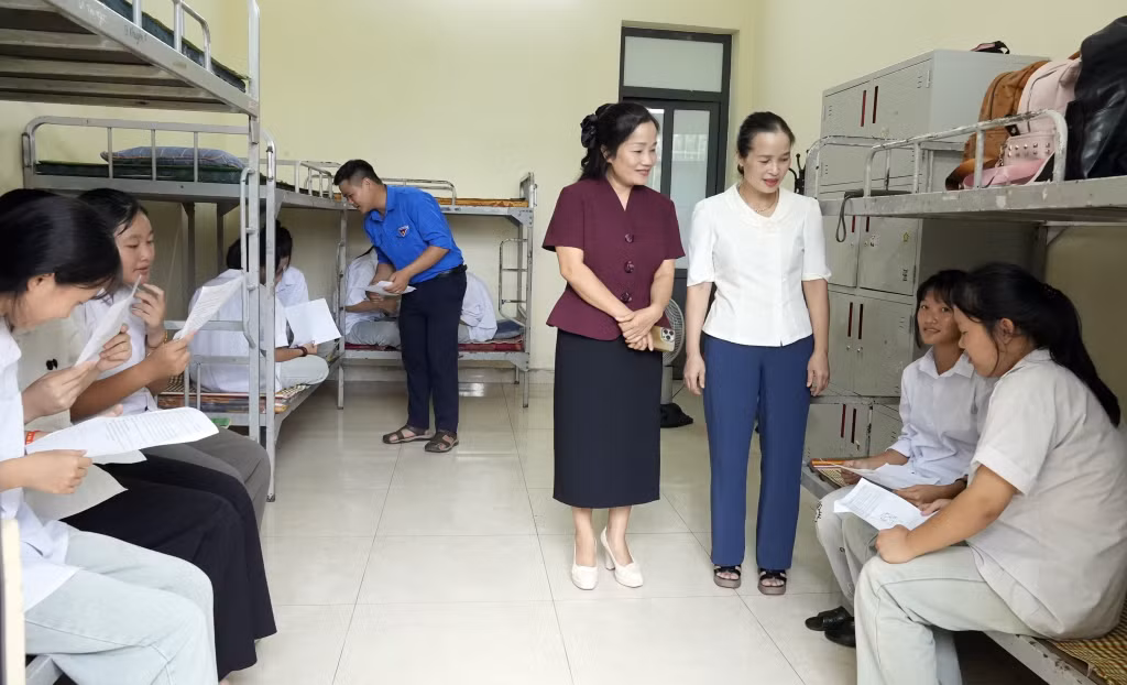 Lãnh đạo xã Ba Chẽ trò chuyện và động viên các sĩ tử nhà xa điểm thi, được sắp xếp chỗ ở tại khu nhà nội trú của Trường Phổ thông Dân tộc nội trú Ba Chẽ.