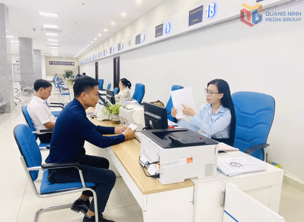 Cán bộ Sở NN&amp;MT hướng dẫn người dân giải quyết thủ tục hành chính.