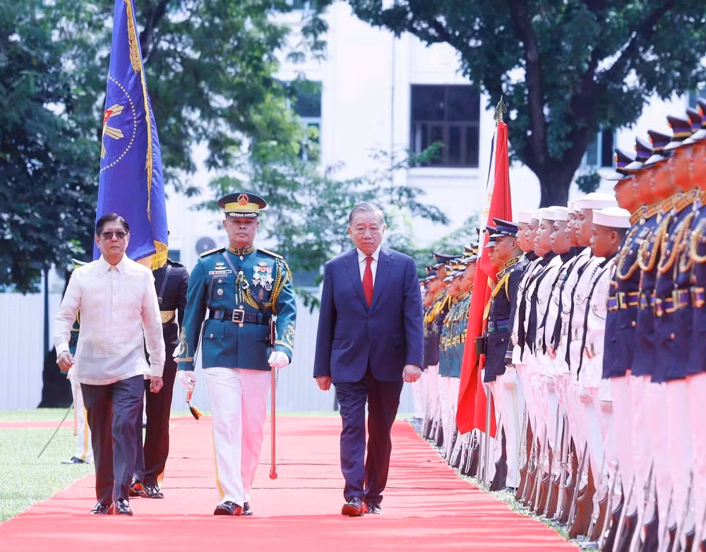 Tổng Bí thư, Chủ tịch nước Tô Lâm và Tổng thống Philippines Ferdinand Romualdez Marcos Jr. duyệt Đội danh dự. (Ảnh: TTXVN)