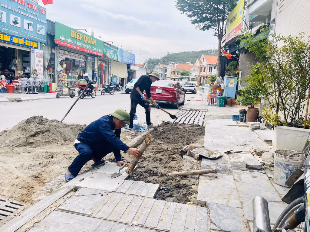Nhiều điểm trên tuyến đường Hùng Thắng (phường Bãi Cháy) được tiến hành nạo vét và thay thế hệ thống cống có tiết diện phù hợp.