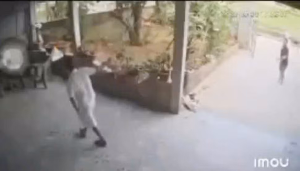 Hình ảnh từ camera ghi lại vụ việc xảy ra tại nhà anh Thanh.