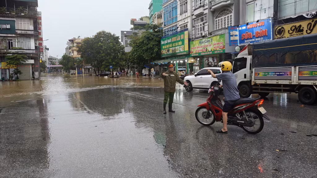 Lực lượng chức năng có mặt tại các điểm ngập lụt để phân luồng, đảm bảo an toàn giao thông.