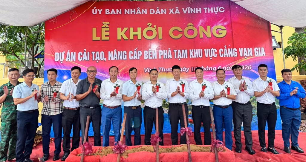 Các đại biểu thực hiện nghi lễ khởi công dự án.