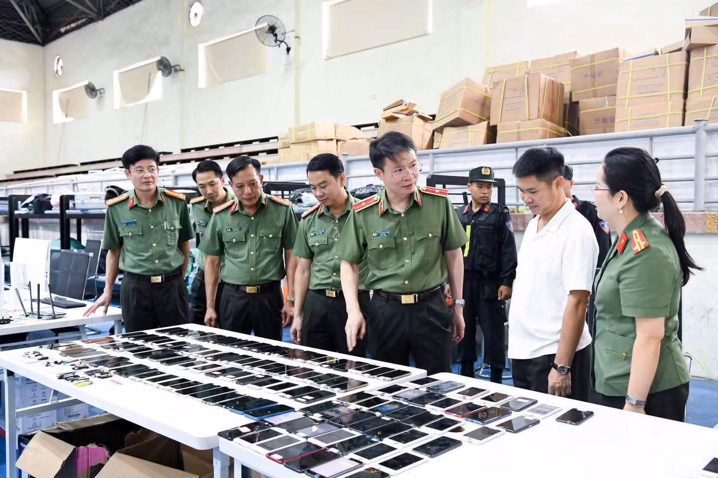 Nhiều thiết bị đã được chuẩn bị để hoạt động lừa đảo. Ảnh: Công an cung cấp