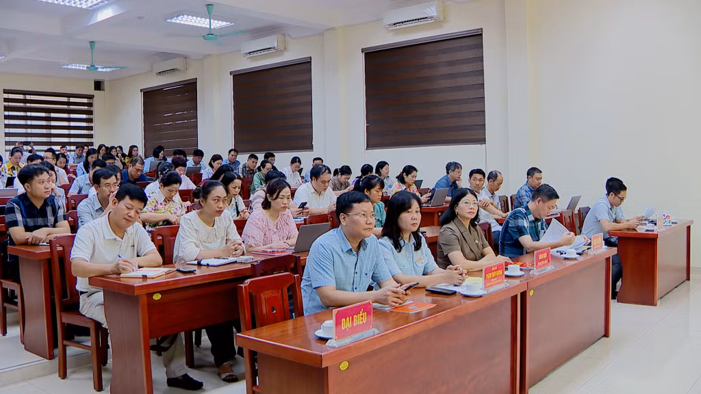 Các đại biểu và học viên dự khai mạc.