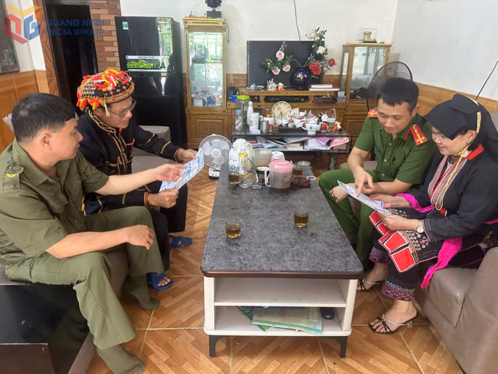 Công an xã Quảng La gặp gỡ tuyên truyền, vận động nhân dân nâng cao ý thức chấp hành Luật Trật tự, ATGT.